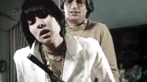 Aspid avec un gode dans les mains et un chapeau avec des écouteurs sur la film x amateur français gratuit tête