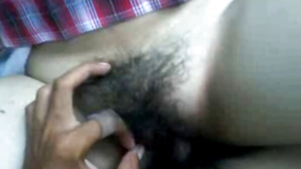Nymphe maigre assise sur un film porno français amateurs masturbateur
